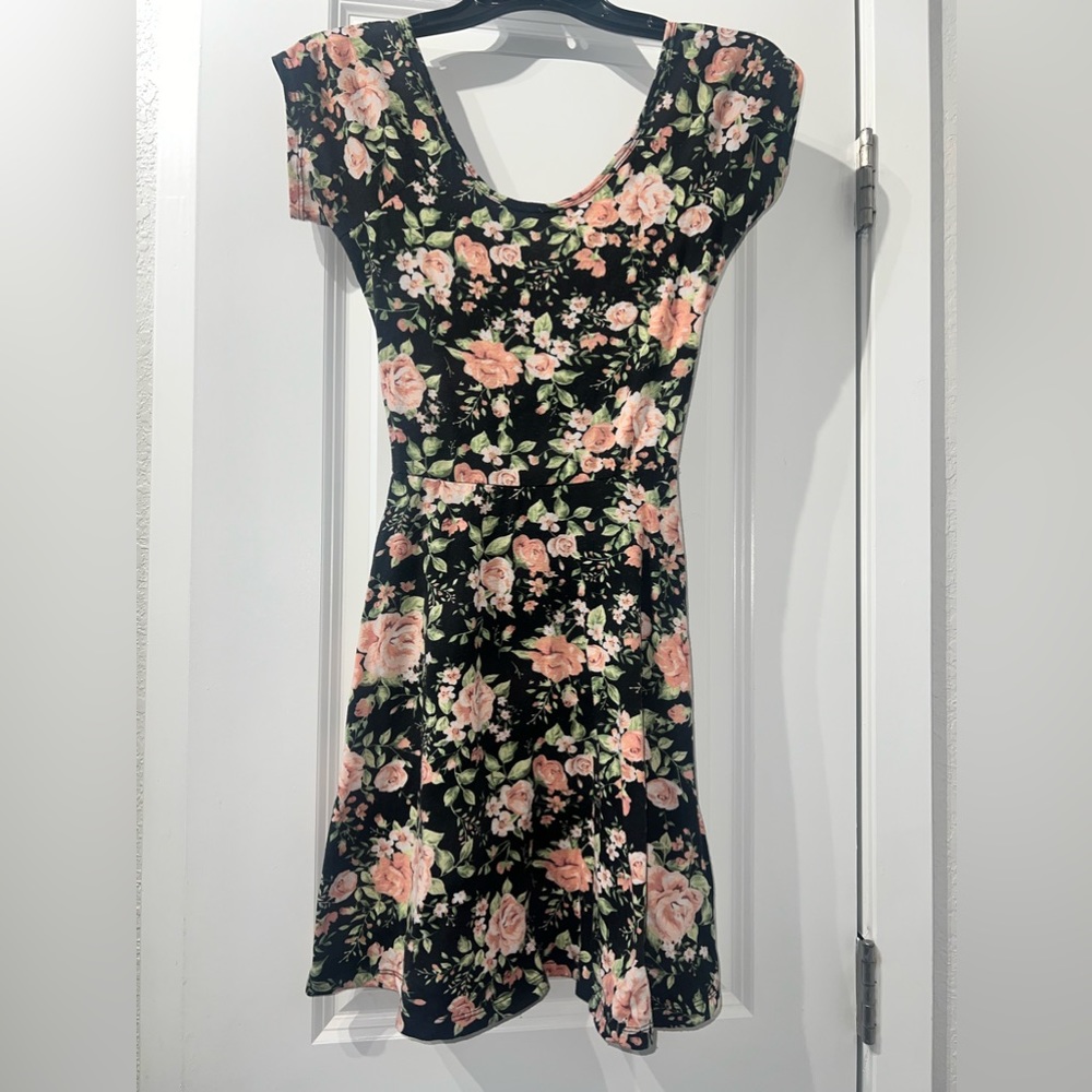 Cute Summer dresses bundle - Picture 3 of 11